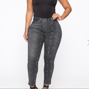 Fashion Nova snake print crop skinny pant